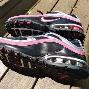 Like new Size 6.5 Nike Reax Run 5 like new.